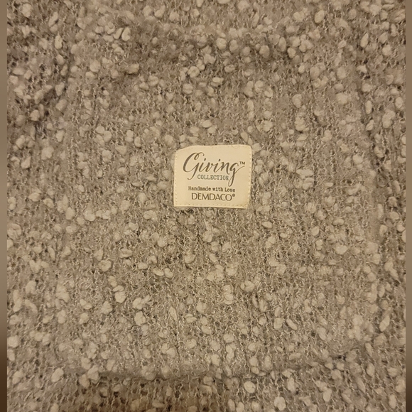 Demdaco Giving Womens Gray Shawl with pockets. Handmade - Picture 5 of 5